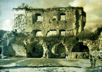 Franse soldaten in de binnenplaats van een zwaar beschadigd kasteel opgeblazen door Duitse soldaten in 1917, Coucy-le-Chateau-Auffrique, Aisne, Frankrijk, 1918